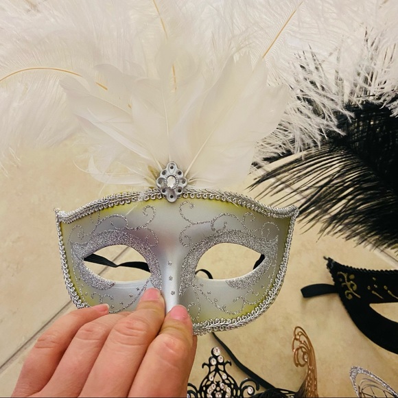 Mascaraed Mask - Picture 5 of 8